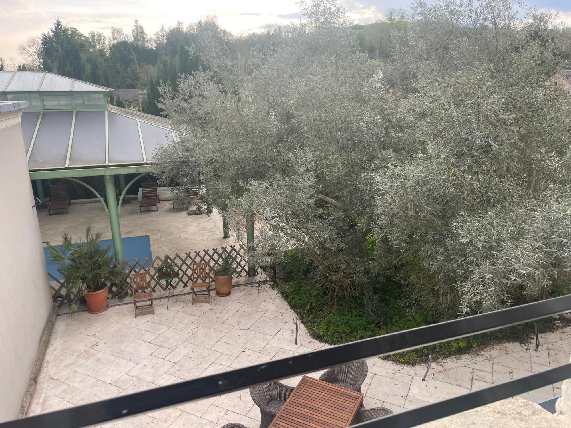 VILLA SPA PERRET-4 Étoiles-PARC de 3 Ha au pied du PARC NATUREL DU VEXIN NORMAND-Châteaux -Nature-Ballades-VTT-Cheval-Golf-À 5 Mn de GIVERNY-Jardins de MONET-Musée IMPRESSIONNISTE-Pour 2 Nuitées SAUNA ou JACUZZI offert en Hiver ou PISCINE en Été ou H Sainte-Genevieve-les-Gasny Quarto foto